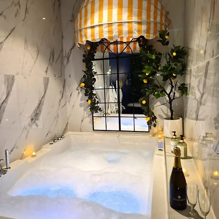 Ciao Bella Wellness - Luxury Jacuzzi, Massage Table&ac In *